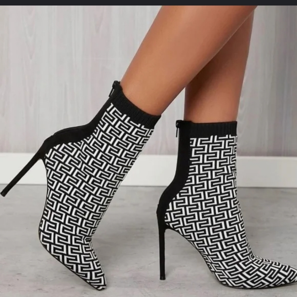 LIKE NEW Knit Sock Booties Size 8 Black White - Picture 1 of 9
